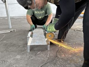 tagliare il materiale in acciaio inossidabile