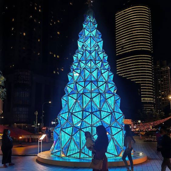 christmas tree sculpture lighted